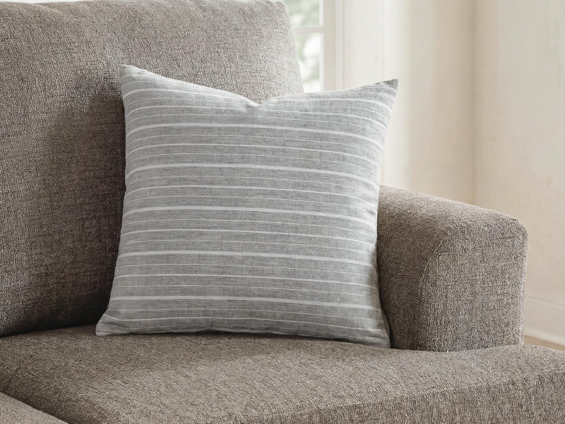 Lakeland Furniture Outlet - Ashley Furniture - Vernthrone Pillows - Pillow (4/CS) - A1001184