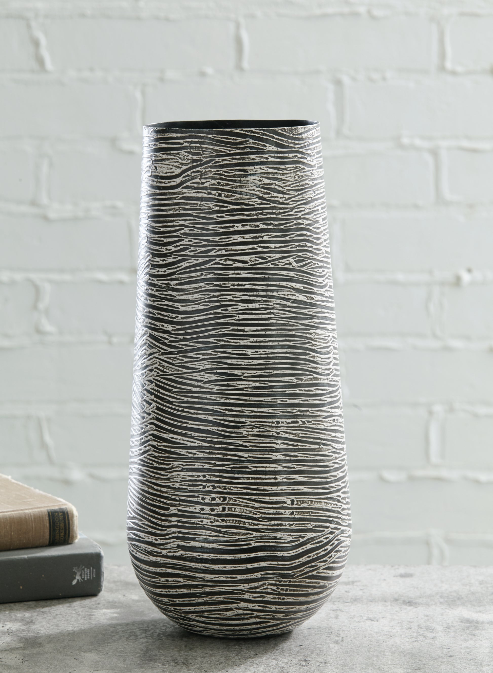 Lakeland Furniture Outlet - Ashley Furniture - Fynn Vase - Vase - A2000515