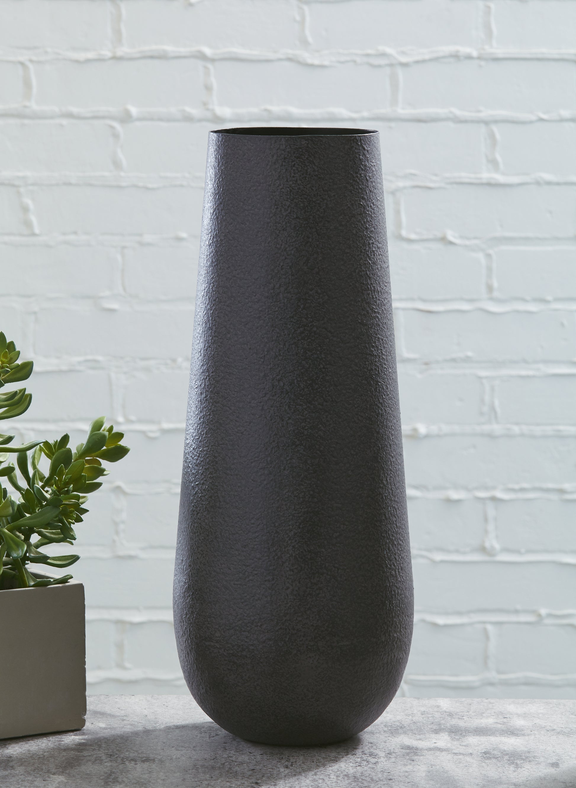 Lakeland Furniture Outlet - Ashley Furniture - Fynn Vase - Vase / Antique Brown - A2000516