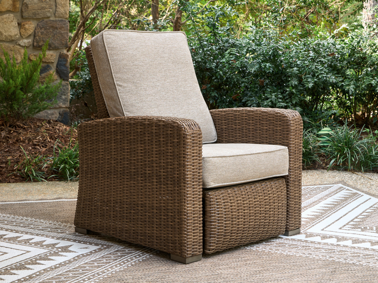 Lakeland Furniture Outlet - Ashley Furniture - Laguna Heights Outdoor - Recliner / Beige - PCP790-825