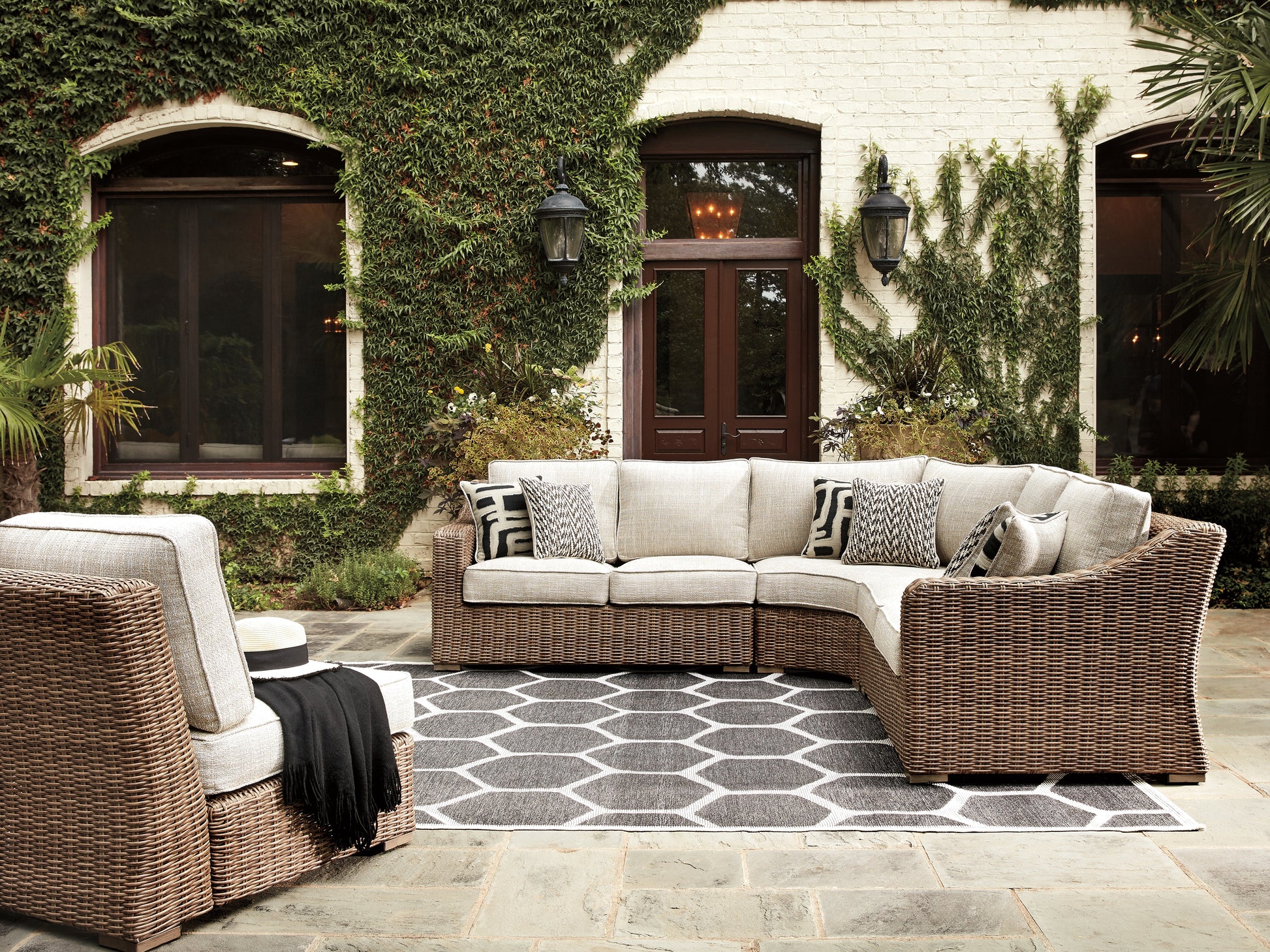 Lakeland Furniture Outlet - Ashley Furniture - Beachcroft Outdoor - 5-Piece Outdoor Seating Set / Beige - P791P8