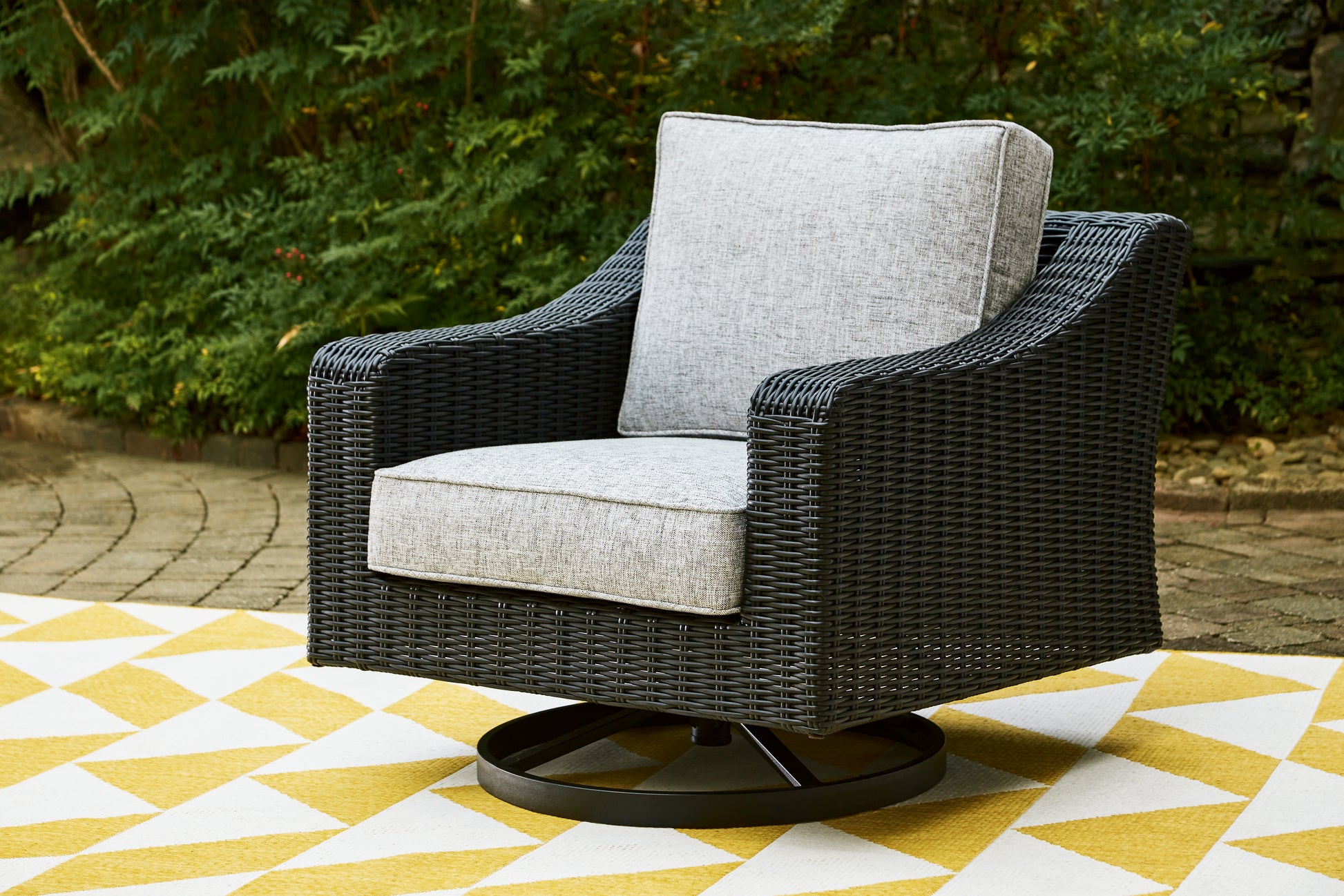 Lakeland Furniture Outlet - Ashley Furniture - Beachcroft Outdoor - Swivel Lounge Chair (1/CN) / Black/Light Gray - P792-821