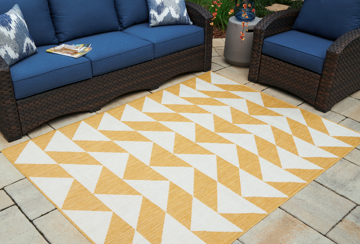 Lakeland Furniture Outlet - Ashley Furniture - Thomley Rug - 8' x 10' Rug / Ivory/Yellow - R900061